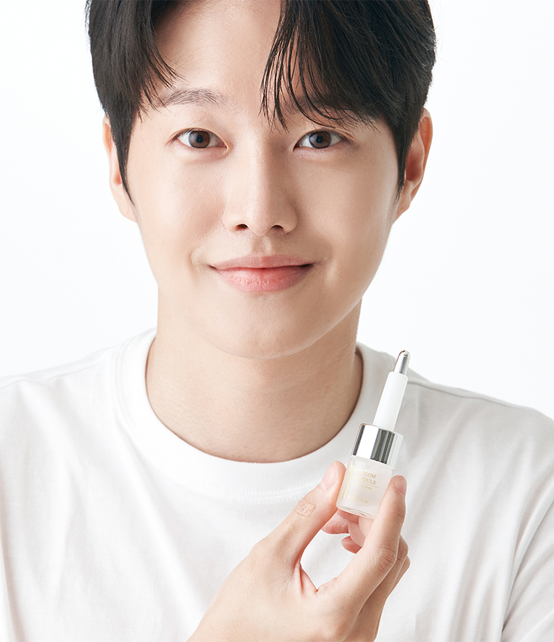 Model holding a bottle of Ceutisome Oilycom Ampoule, a skincare product rich in amino acid complex. 