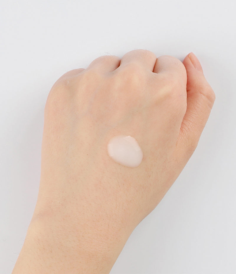  A swatch of Radiance Essence Forte rich lotion texture applied on the back of a hand.