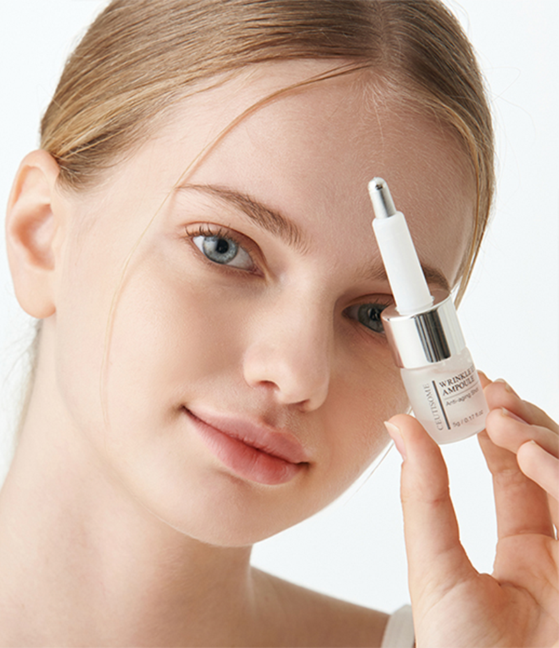 Female model holding a bottle of the advanced Ceutisome Wrinkle Effect ampoule packed with volufiline and DNA.